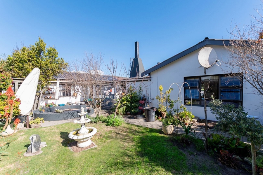 3 Bedroom Property for Sale in Middedorp Western Cape